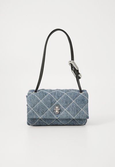 Borsa in denim trapuntato con forma rettangolare, hardware argentato, tracolla nera e motivo di cuciture a diamante bianche.