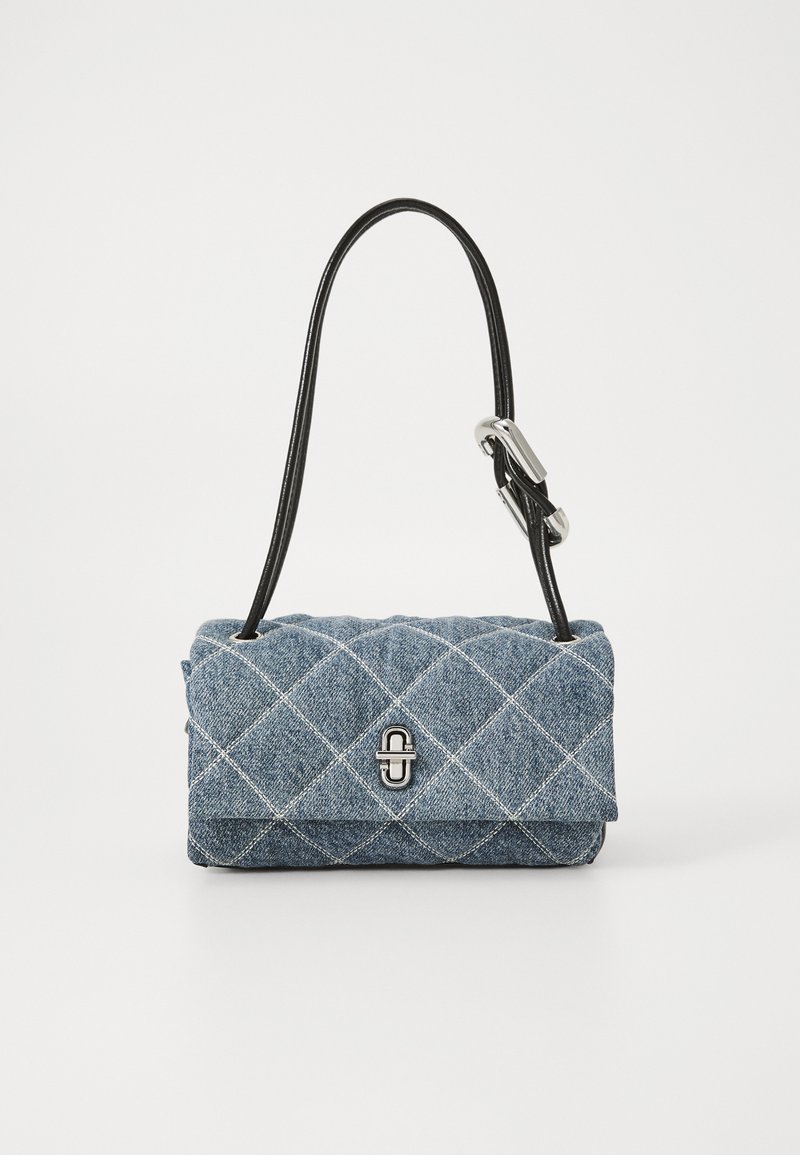 Geantă din denim matlasat, cu o formă rectangulară, accesorii din argint, curea neagră și un model de cusături albe în formă de diamant.