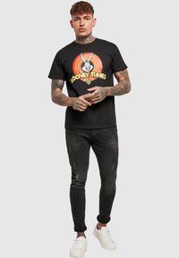 Merchcode Apdrukāts T-krekls - black