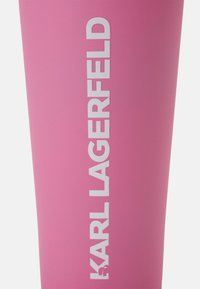 KARL LAGERFELD ESSENTIAL CUP - Joogipudel - lotus pink
