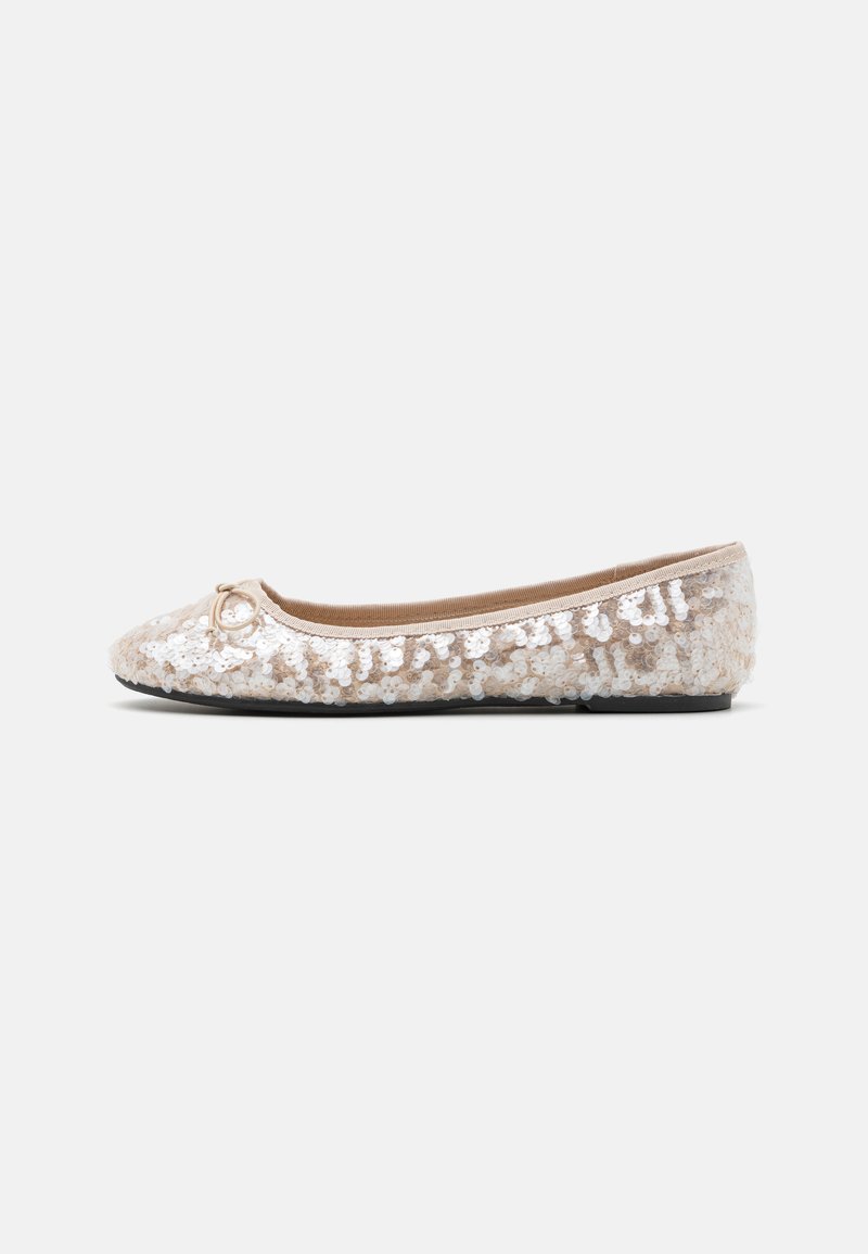 Ballerine plate avec un extérieur en sequins beige, bout rond, ouverture élastique, petit nœud décoratif à l'avant et semelle noire.