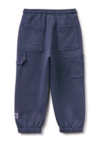 Pantalones de chándal azul marino con cintura elástica, puños acanalados y múltiples bolsillos tipo cargo. Hechos de una tela suave y duradera con un acabado texturizado.