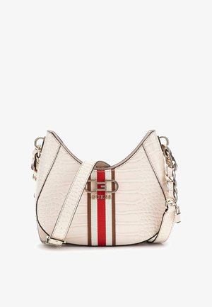 Petit sac à main crème avec texture crocodile, bande verticale rouge et marron, détail chaîne en or, et sangle réglable au centre devant.