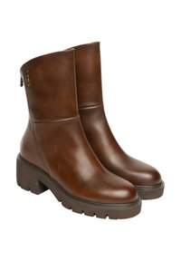 Bottes basses en cuir marron avec un bout arrondi, une semelle plateforme épaisse et une fermeture éclair latérale. Texture lisse avec des accents matériels minimaux.