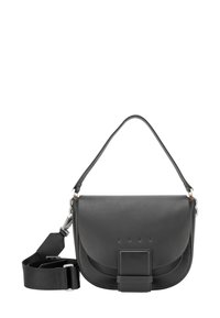 Czarna skórzana torba na ramię z zakrzywioną klapą, regulowanym paskiem i prostokątną sprzączką z przodu. Gładka faktura, minimalistyczny design.