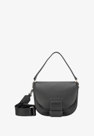 Sort skuldertaske i læder med buet klap, justerbar rem og rektangulært spænde foran. Glat tekstur, minimalistisk design.