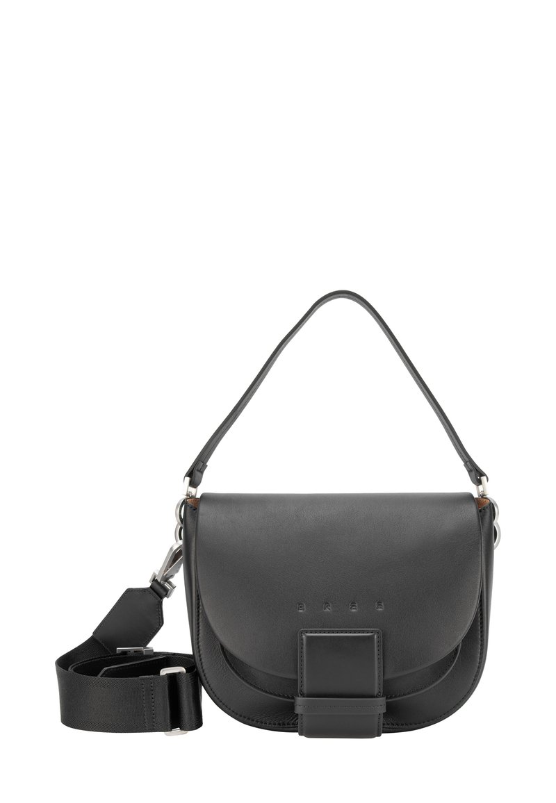 Czarna skórzana torba na ramię z zakrzywioną klapą, regulowanym paskiem i prostokątną sprzączką z przodu. Gładka faktura, minimalistyczny design.