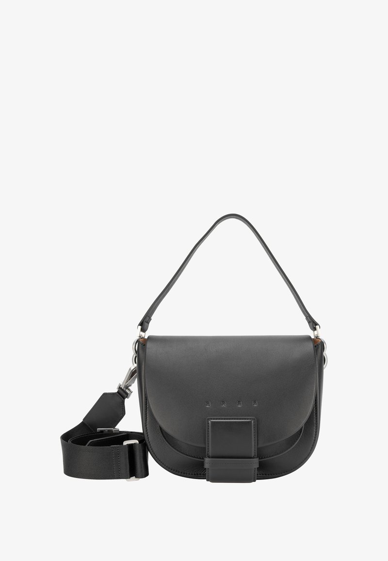 Czarna skórzana torba na ramię z zakrzywioną klapą, regulowanym paskiem i prostokątną sprzączką z przodu. Gładka faktura, minimalistyczny design.