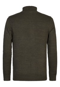 Mörkgrön stickad tröja med hög krage, ribbade texturer på axlarna och sidospalt i fållen.