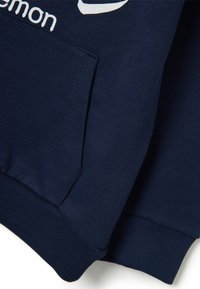 Dunkelblaues Sweatshirt mit einer Kängurutasche, gerippten Bündchen und einer weichen Textur sowie gedrucktem Logo-Detail auf der Vorderseite.