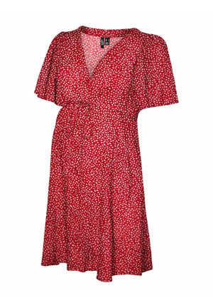 Czerwona sukienka do kolan z białym nieregularnym wzorem kropek, krótkimi falbaniastymi rękawami, dekoltem w serek, guzikami z przodu i paskiem wiązanym w talii.