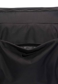 Zwarte Nike pouch van soepel stof. Heeft een strakke rits en een subtiel geperst logo. Interieur heeft een contrasterende donkere textuur.
