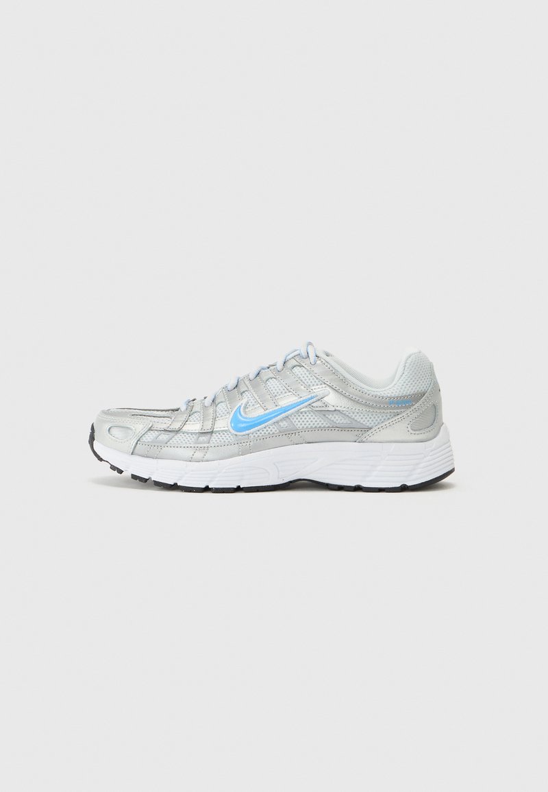 Παπούτσι τρεξίματος Nike σε ασημί απόχρωση με αναπνεύσιμο άνω μέρος από δίχτυ, μπλε λεπτομέρειες και λευκή σόλα με μαύρη επιφάνεια για καλύτερη πρόσφυση.