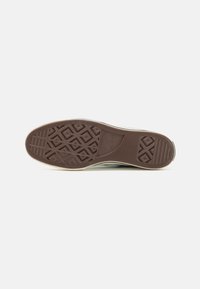 Sole hnědého tenisky Converse All Star s geometrickým vzorkem podrážky, velikost 9, na bílém pozadí.