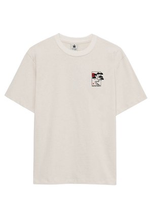 T-shirt à manches courtes de couleur blanc cassé avec un petit motif d'arbre de style japonais en noir et rouge et le texte "KAOTIKO SOCIETY" sur le côté gauche de la poitrine.