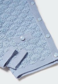 Světle modrý pletený svetr s texturovaným vzorem, se stříbrnými patentkami a žebrovanými manžetami. Měkký, pohodlný materiál.