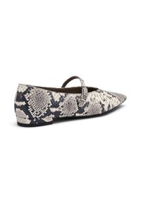 Bailarinas de punta afilada con estampado de serpiente, que presentan un tacón plano, correa de tobillo con hebilla y cuero texturizado en tonos de gris y negro.