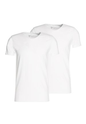 To hvide t-shirts med korte ærmer og v-hals, lavet af blødt stof; glat tekstur uden synlige mønstre eller accenter.