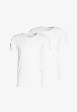 Două tricouri albe, cu mânecă scurtă, cu decolteu în V, confecționate dintr-un material moale; textură netedă, fără modele sau accente vizibile.