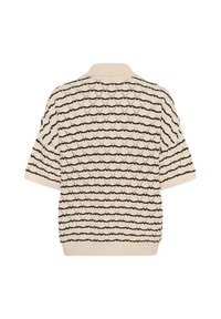 Pull en maille beige à manches courtes avec des rayures horizontales en zigzag noires, col, poignets et ourlet côtelés.