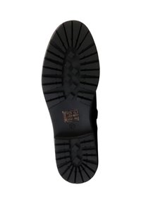 Suela de zapato de goma negra con surcos profundos, que presenta un patrón rectangular y un logotipo en relieve. Talla 37 indicada en el costado.