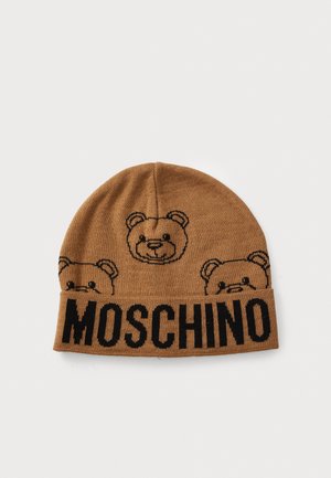 Bonnet en tricot marron avec un motif d'ours répétitif et le logo "MOSCHINO" en noir au niveau du revers. Texture douce avec une forme arrondie sur le dessus.