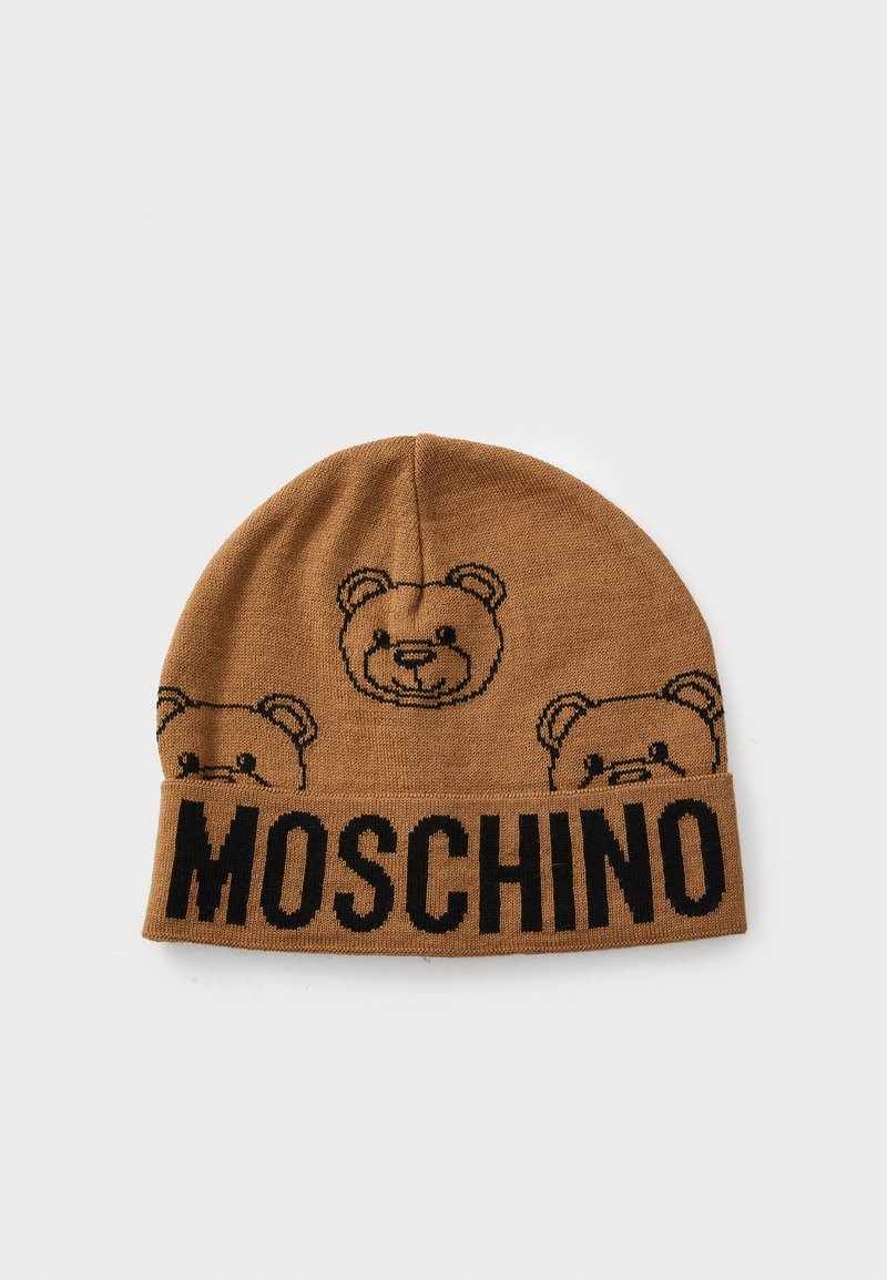 Pruun kudum beanie, millel on korduv karumotiiv ja must "MOSCHINO" logo ääres. Pehme tekstuur ja ümara kujuga ülaosa.