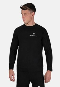 Sudadera negra con cuello y puños de canalé. Presenta el logo blanco "Morotai" en el pecho. Tejido suave, diseño ajustado.