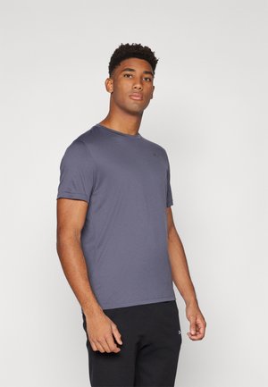 Grijze sportt-shirt in lichte, gladde stof met korte mouwen en een ronde hals. Voorzien van een subtiele logo op de borst.