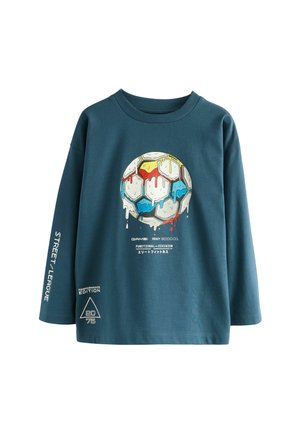 Langärmliges, türkisfarbenes Baumwoll-T-Shirt mit einem Grafikdesign eines mehrfarbigen Fußballs mit Tropfen, sowie weißem Text entlang des Ärmels und dem Saum.