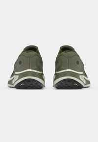 Πράσινα αθλητικά παπούτσια με υφασμένο επάνω μέρος, επενδεδυμένο κολάρο και αντίθετη ελεφαντόδοντη σόλα. Διαθέτουν μαύρες λεπτομέρειες και σχέδιο στο πίσω μέρος.