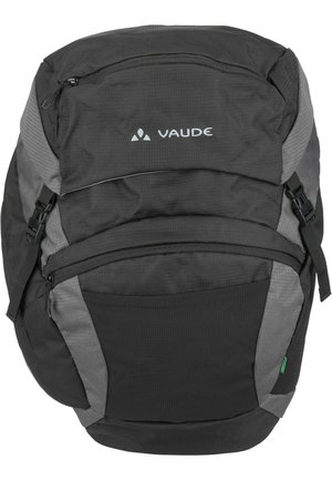 Zaino nero e grigio con tessuto texturizzato, tasche con zip, spallacci regolabili e un logo davanti; forma angolare e design durevole.