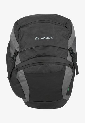 Zaino nero e grigio con tessuto texturizzato, tasche con zip, spallacci regolabili e un logo davanti; forma angolare e design durevole.