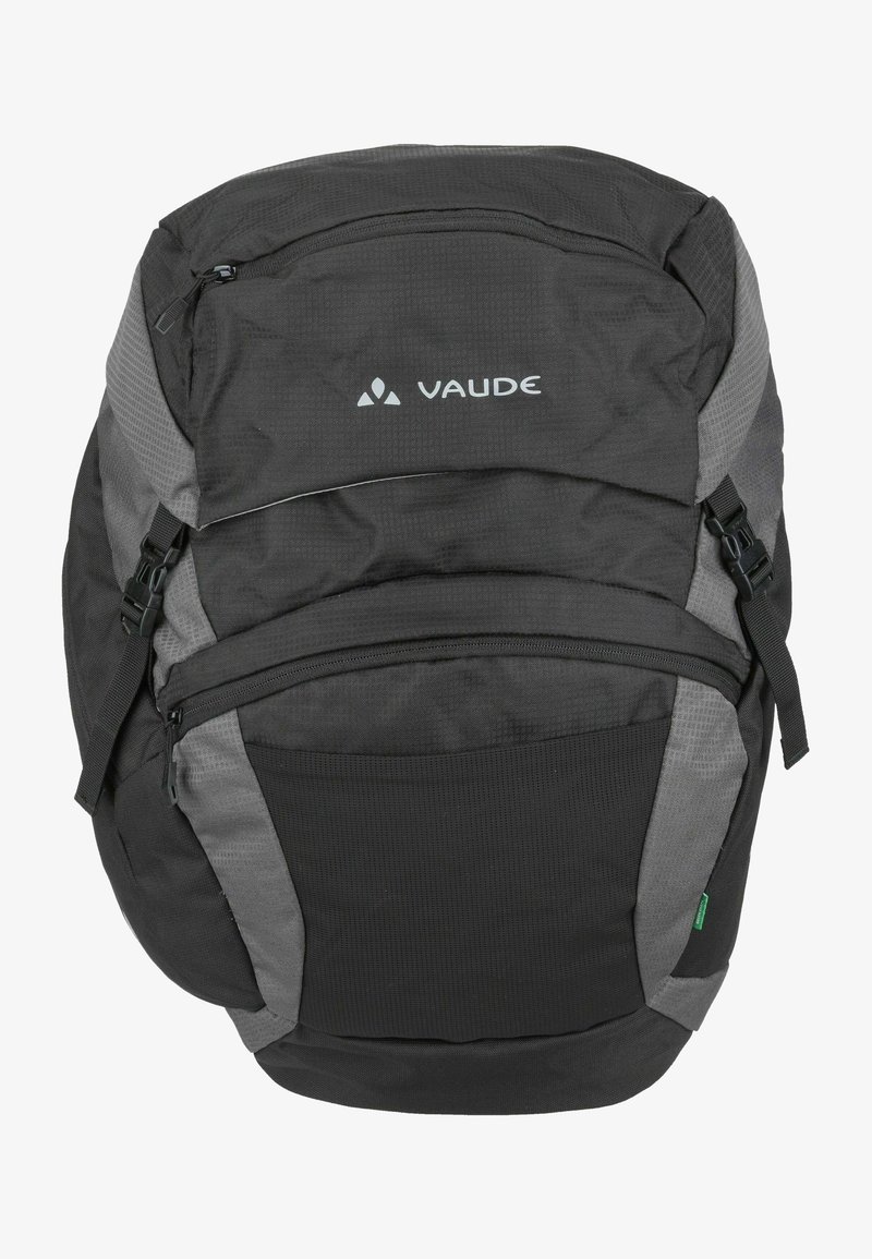 Zaino nero e grigio con tessuto texturizzato, tasche con zip, spallacci regolabili e un logo davanti; forma angolare e design durevole.