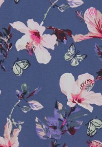 Blauer Stoff mit großen rosa und weißen Hibiskusblüten, grünen Blättern und Schmetterlingen, mit einem strukturierten, gemusterten Design.