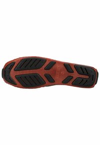 Suela de zapato de goma con una base marrón rojiza y patrones de textura negra para tracción y durabilidad, marcada con un logotipo.