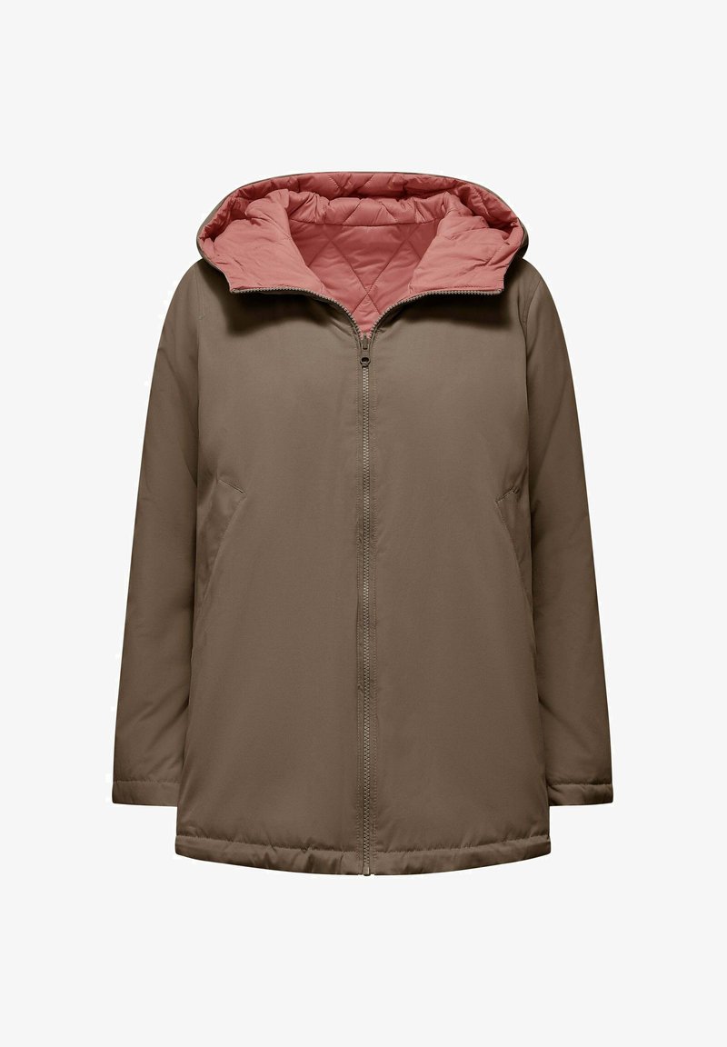 Bruine gewatteerde jas met een roze capuchon, voorzien van een voorkant met rits en zijzakken. Het ontwerp heeft een losse pasvorm met een rechte snit.
