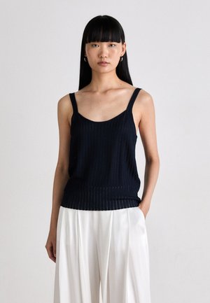 Maiou bleumarin cu dungă, cu bretele subțiri, având un decolteu rotund și un tiv ajustat. Materialul pare moale și texturat.