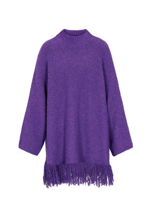 Lila übergroßer Pullover mit hohem Kragen, strukturiertem Stoff und langen Ärmeln, mit einem Fransenabschluss am unteren Ende.