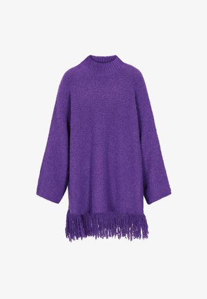 Lila übergroßer Pullover mit hohem Kragen, strukturiertem Stoff und langen Ärmeln, mit einem Fransenabschluss am unteren Ende.