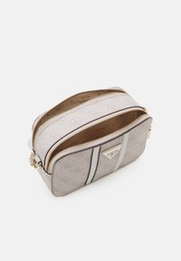 Guess NOREEN CAMERA CROSSBODY - Bandolera - dove logo