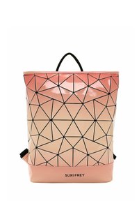 Transparenter rosa Rucksack mit geometrischen schwarzen Linien, rechteckiger Form, einem oberen Griff und verstellbaren Trägern. Mit dem Markennamen "SURI FREY".