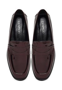 Bordeaux patenten leren loafers met een platte zool, voorzien van een gestikte bovenrand en een net gestructureerd silhouet.