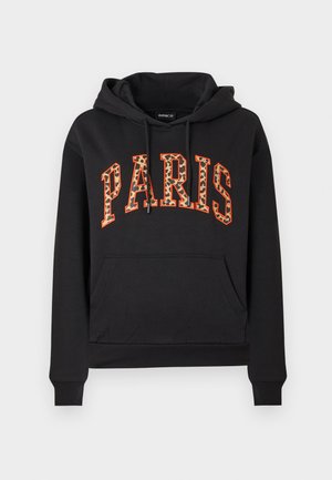 Sweat à capuche noir avec poche kangourou et "PARIS" écrit en grandes lettres à imprimé léopard, bordées d'orange, sur la poitrine.
