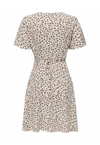 Robe courte à fleurs avec manches courtes, ceinture ajustée à la taille, et petit motif de fleurs rouges et vertes sur tissu blanc.