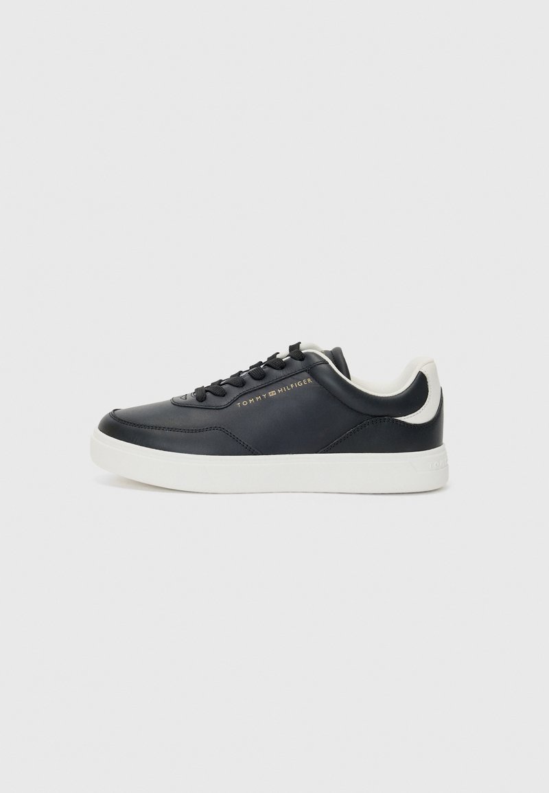 Sneaker din piele de culoare bleumarin cu talpă din cauciuc albă, șireturi negre și detaliu discret al logo-ului. Vârf rotund cu textură netedă și accent contrasting la toc.