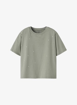 Jasnozielony t-shirt z krótkim rękawem, ozdobiony rozsianymi małymi srebrnymi ćwiekami i okrągłym dekoltem.