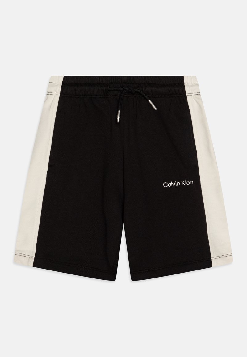 Mustat puuvillashortsit, joissa on valkoinen sivupaneeli, joustava vyötärö, naru ja etupuolella valkoinen "Calvin Klein" -logo.