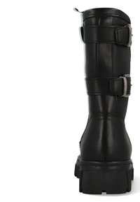 Zwarte leren kniehoge laars met twee metalen gespen, een gestructureerd paneel en een chunky rubberen zool met geribbelde details.