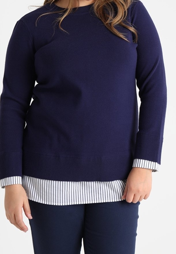 Marineblauer Strickpullover mit langen Ärmeln, gerippten Bündchen und Saum, kombiniert mit einem weiß-blau gestreiften Hemd. Hat einen lockeren Schnitt.